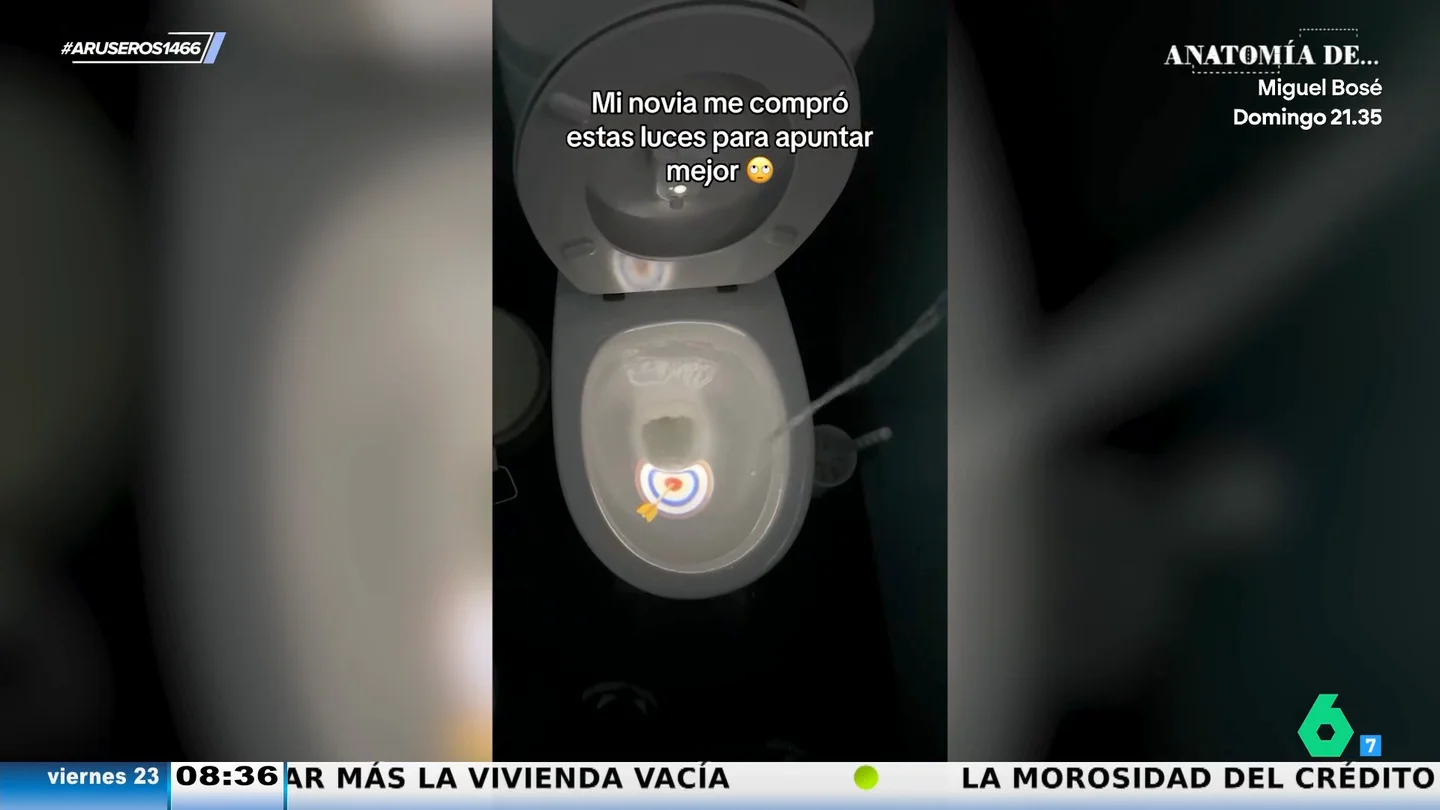 Harta de ver que su novio no apunta al orinar le compra una diana para el inodoro Harta de ver que su novio no apunta al orinar le compra una diana para el inodoro