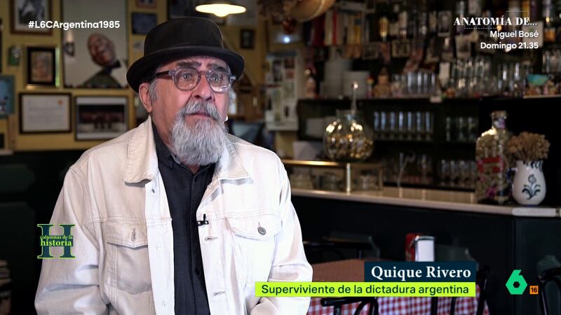 Tres gallinas y unos "uniformes llenos de medallitas": la curiosa protesta de un represaliado contra la dictadura argentina en España