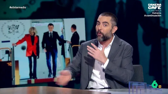 Dani Mateo reacciona al manotazo de la mujer de Macron: "Viene fuerte la nueva de 'Matrimoniadas'" Dani Mateo analiza el incómodo momento protagonizado por Emmanuel Macron y su mujer en Vietnam y concluye: "Por su lenguaje corporal, por poco le enhebra una segunda hostia".