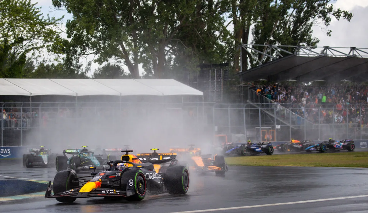 Max Verstappen y Lando Norris pelean en la curva 2 del circuito de Gilles Villeneuve