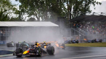 Max Verstappen y Lando Norris pelean en la curva 2 del circuito de Gilles Villeneuve 