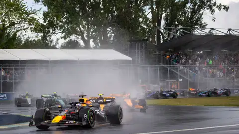 Max Verstappen y Lando Norris pelean en la curva 2 del circuito de Gilles Villeneuve Max Verstappen y Lando Norris pelean en la curva 2 del circuito de Gilles Villeneuve