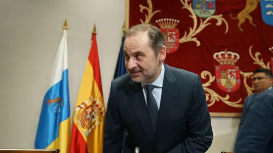 El exministro de Transportes José Luis Ábalos, en su comparecencia este lunes en la comisión del Parlamento de Canarias. El exministro de Transportes José Luis Ábalos, en su comparecencia este lunes en la comisión del Parlamento de Canarias.
