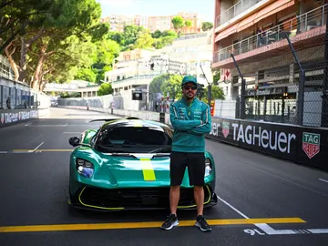 Fernando Alonso posa con el nuevo Valhalla en el circuito de Mónaco Fernando Alonso posa con el nuevo Valhalla en el circuito de Mónaco