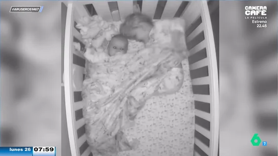 El bonito gesto de esta niña con su hermano pequeño: así se cuela en su cunita en plena noche El bonito gesto de esta niña con su hermano pequeño: así se cuela en su cunita en plena noche