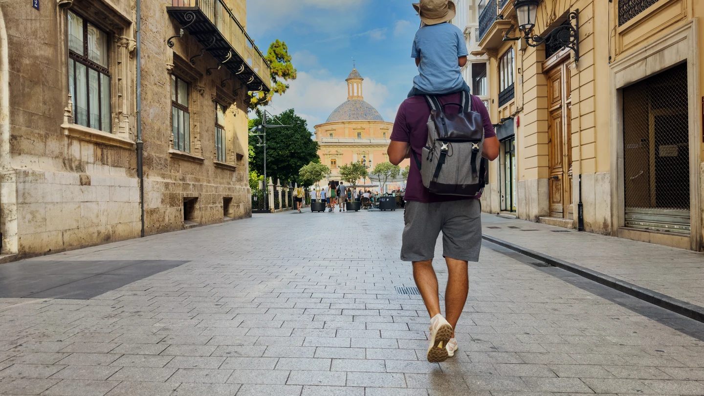 Padre e hijo caminando en Valencia Padre e hijo caminando en Valencia