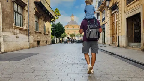Padre e hijo caminando en Valencia Padre e hijo caminando en Valencia