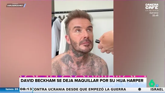 David Beckham, la 'muñeca' de maquillaje de su hija Harper: "Le aplica hasta corrector y base" David Beckham, la 'muñeca' de maquillaje de su hija Harper: "Le aplica hasta corrector y base"