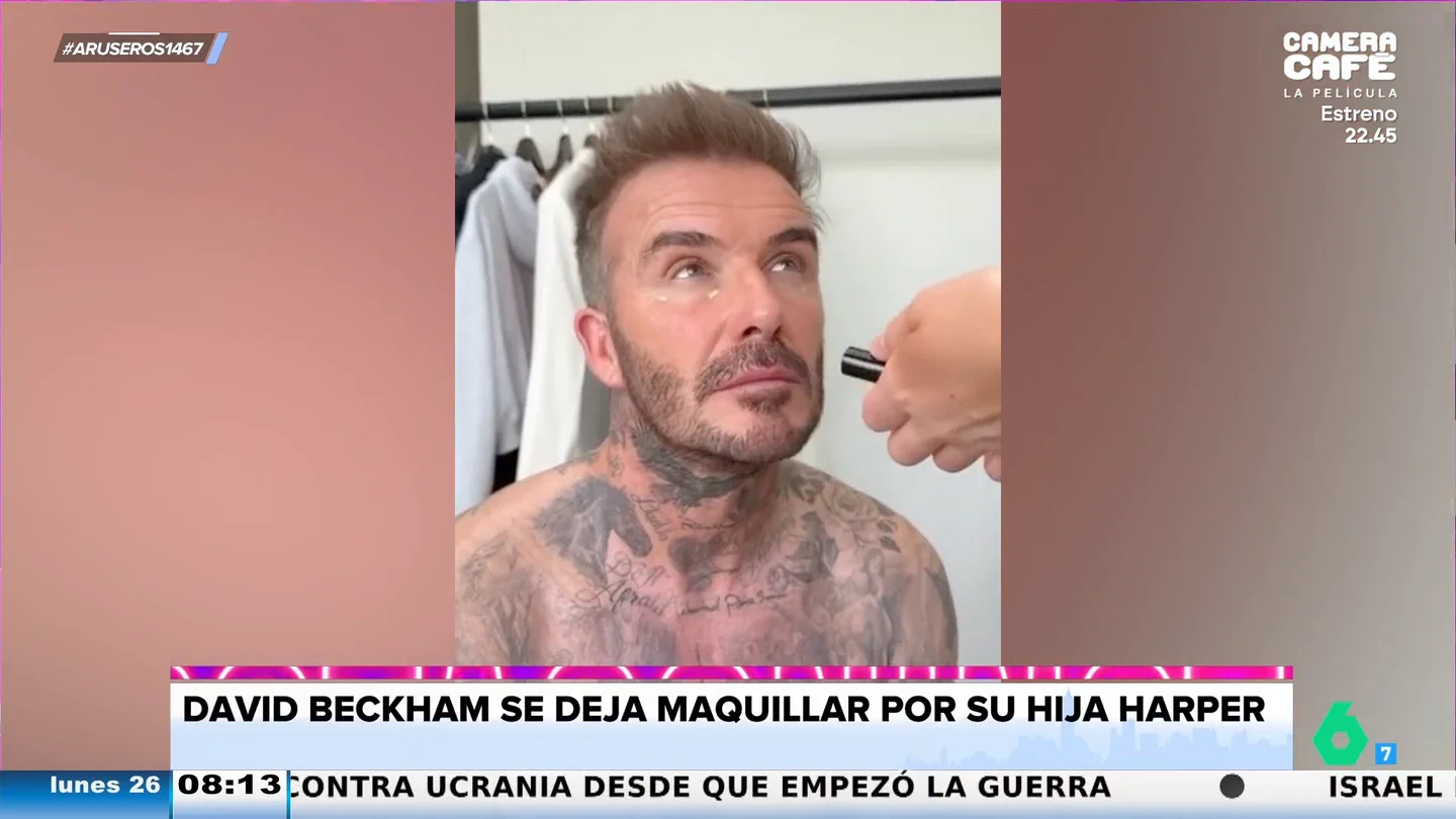 David Beckham, la 'muñeca' de maquillaje de su hija Harper: "Le aplica hasta corrector y base" David Beckham, la 'muñeca' de maquillaje de su hija Harper: "Le aplica hasta corrector y base"
