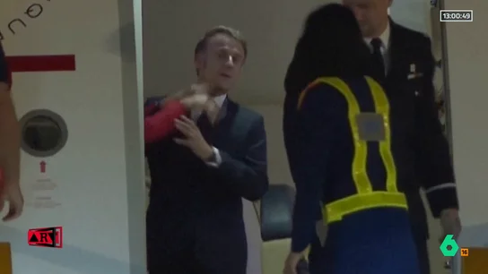 Así es el polémico 'manotazo' que Brigitti Macron le ha dado al presidente Francés al bajar de un avión en Vietnam Así es el polémico 'manotazo' que Brigitti Macron le ha dado al presidente Francés al bajar de un avión en Vietnam