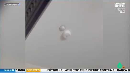 Descubren una cámara oculta en su casa de alquiler vacacional: "La colocaron junto al detector de humos, sobre la cama" Descubren una cámara oculta en su casa de alquiler vacacional: "La colocaron junto al detector de humos, sobre la cama"