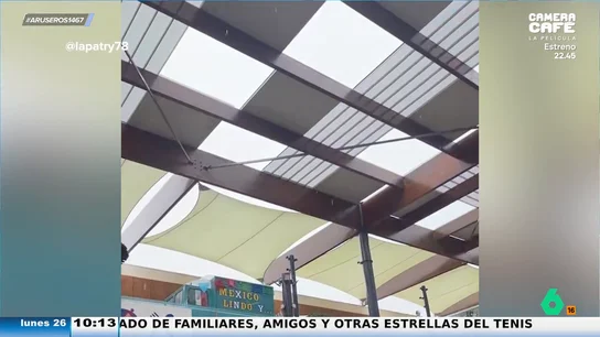 "¿A qué iluminado se le ha ocurrido?": el enfado de una mujer al ver la lluvia inundando el hall de un centro comercial en Alicante "¿A qué iluminado se le ha ocurrido?": el enfado de una mujer al ver la lluvia inundando el hall de un centro comercial en Alicante