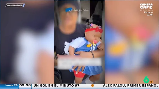 Una señora monta en cólera porque el pediatra no quiere atender a su bebé reborn Una señora monta en cólera porque el pediatra no quiere atender a su bebé reborn