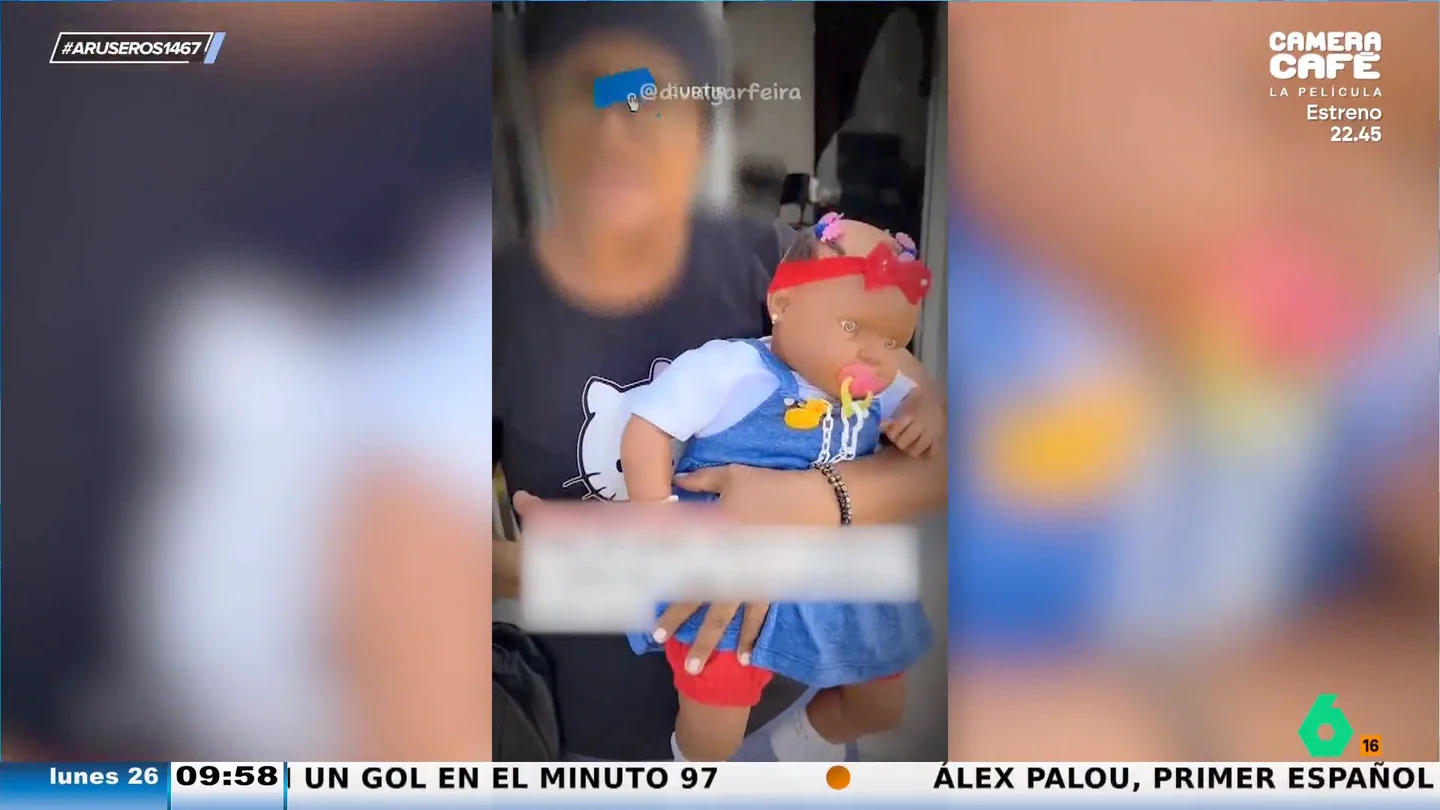 Una señora monta en cólera porque el pediatra no quiere atender a su bebé reborn Una señora monta en cólera porque el pediatra no quiere atender a su bebé reborn