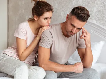 Pareja triste en la cama Pareja triste en la cama