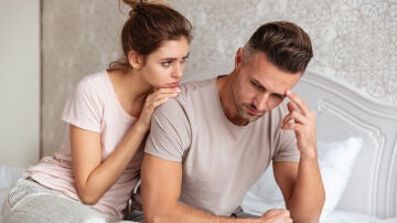 Pareja triste en la cama