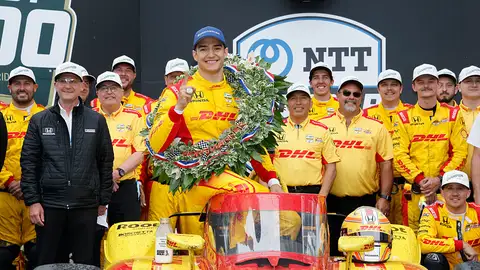 Alex Palou celebra con su equipo Chip Ganassi Racing las 500 Millas de Indianápolis Alex Palou celebra con su equipo Chip Ganassi Racing las 500 Millas de Indianápolis