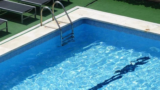 Muere un niño de 8 años en una piscina de Los Palacios Muere un niño de 8 años en una piscina de Los Palacios