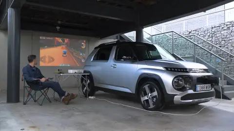 Alberto Montoya, redactor del programa, jugando al Rocket League gracias a la carga bidireccional del Hyundai Inster Alberto Montoya, redactor del programa, jugando al Rocket League gracias a la carga bidireccional del Hyundai Inster