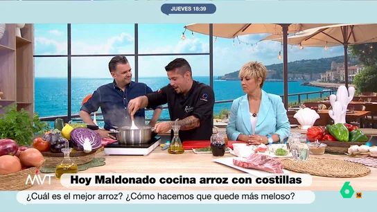 El chef Carlos Maldonado vuelve a 'conquistar' a Iñaki López: "Esto huele que no sé si comérmelo o echármelo por encima" El cocinero ha preparado unas deliciosas costillas con arroz. Durante la elaboración, el presentador de Más Vale Tarde no se ha podido resistirse al delicioso olor de la salsa.