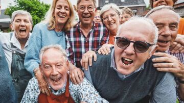 Al hacernos mayores, nos cuesta más hacer amigos: este estudio explica por qué