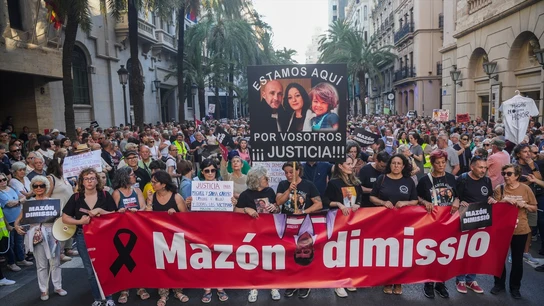 Decenas de personas durante una manifestación para pedir la dimisión de Mazón, a 29 de mayo de 2025, en Valencia, Comunidad Valenciana (España). Decenas de personas durante una manifestación para pedir la dimisión de Mazón, a 29 de mayo de 2025, en Valencia, Comunidad Valenciana (España).