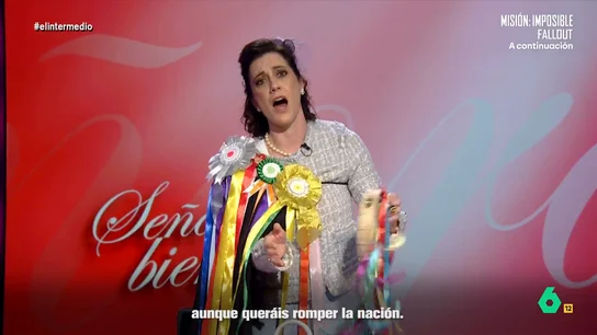 La 'señora bien' se convierte en tuna a ritmo de 'Clavelitos': "Yo os perdono, socialitos, aunque queráis romper la nación" 'Piluchi' se convierte en un miembro más de esta agrupación universitaria para mostrar su apoyo a la iniciativa de los partidos PP y Vox de Madrid.