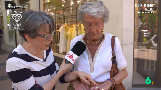 Thais Villas descubre un Cartier "como una catedral" en una señora de barrio rico: "No sabe lo que tiene y se lo tengo que decir yo" Thais Villas visita un barrio rico y un barrio obrero para preguntar por sus joyas. Allí encuentra todo tipo de contrastes, desde una chica del rico que luce un reloj de 5.000 euros, a un hombre del obrero que le muestra el suyo de 30.