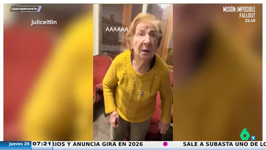 Comete el error de decirle a su abuela que tiene hambre: "¿Quieres un té con unas tostaditas? ¿Pollo? ¿Sándwich? ¿Queso?" Comete el error de decirle a su abuela que tiene hambre: "¿Quieres un té con unas tostaditas? ¿Pollo? ¿Sándwich? ¿Queso?"