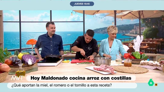 El 'dardo' de Iñaki López a Edu Galán: "Está al borde del desmayo, menos mal que tenemos el desfibrilador" Como es habitual, los colaboradores de Más Vale Tarde no se pierden un paso de las recetas del chef Carlos Maldonado. En esta ocasión, el cocinero ha preparado un delicioso arroz con costillas.