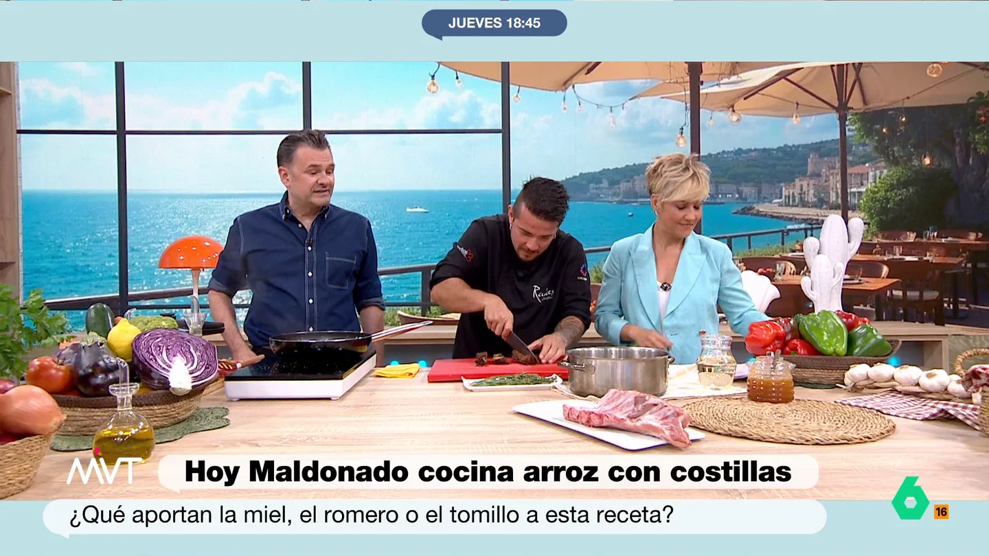 El 'dardo' de Iñaki López a Edu Galán: "Está al borde del desmayo, menos mal que tenemos el desfibrilador" Como es habitual, los colaboradores de Más Vale Tarde no se pierden un paso de las recetas del chef Carlos Maldonado. En esta ocasión, el cocinero ha preparado un delicioso arroz con costillas.