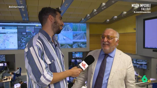 El director de la DGT desvela qué haría si se encontrara a Benzema en la carretera Isma Juárez ha visitado las instalaciones de la Dirección General de Tráfico y ha podido charlar con Pere Navarro, su director, sobre la institución y algunas normas de tráfico.