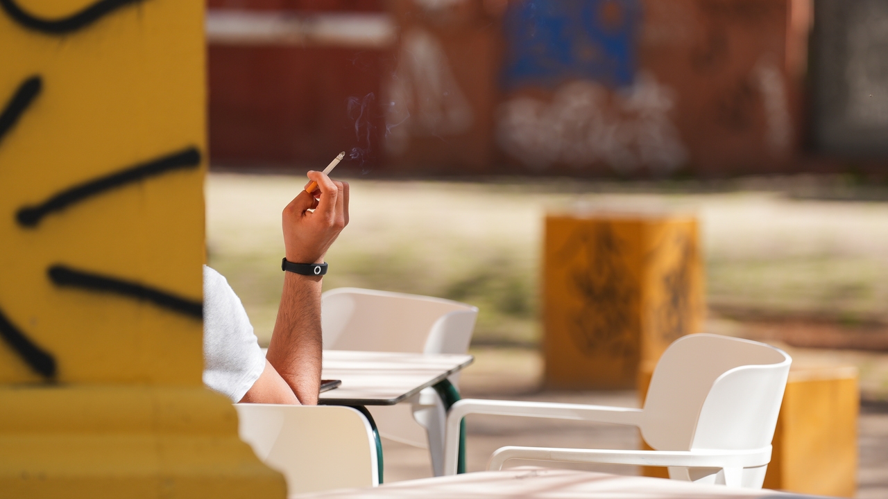 De poder fumar en colegios y hospitales a estar prohibido en bares y restaurantes: la evolución de las leyes antitabaco en España