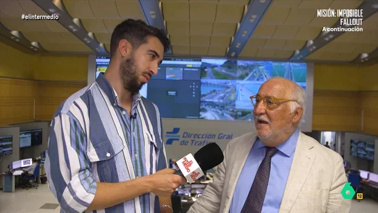 El director de la DGT, sobre los avisos de radares: "La multa no es tanto por exceso de velocidad como por tonto" El reportero ha preguntado a Pere Navarro si en carretera "funciona el truco de, cuando sabes que hay un radar, frenar antes". Descubre la respuesta del director de la DGT en el vídeo principal.