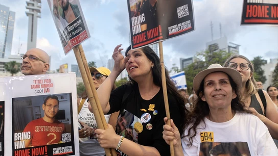 Una mujer llora al ver al rehén Idan Alexander entregado a la Cruz Roja tras ser liberado Una mujer llora al ver al rehén Idan Alexander entregado a la Cruz Roja tras ser liberado