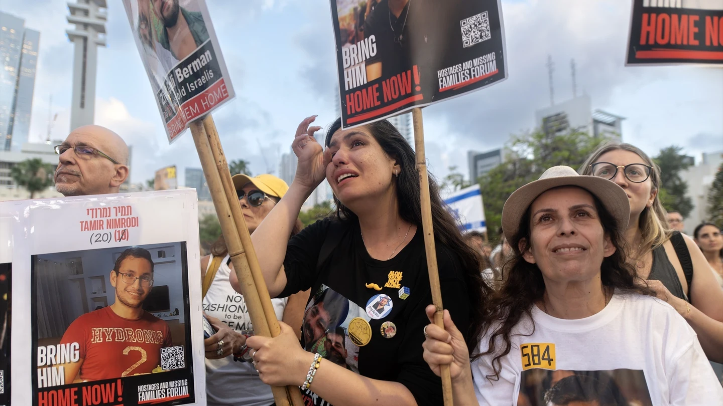 Una mujer llora al ver al rehén Idan Alexander entregado a la Cruz Roja tras ser liberado Una mujer llora al ver al rehén Idan Alexander entregado a la Cruz Roja tras ser liberado