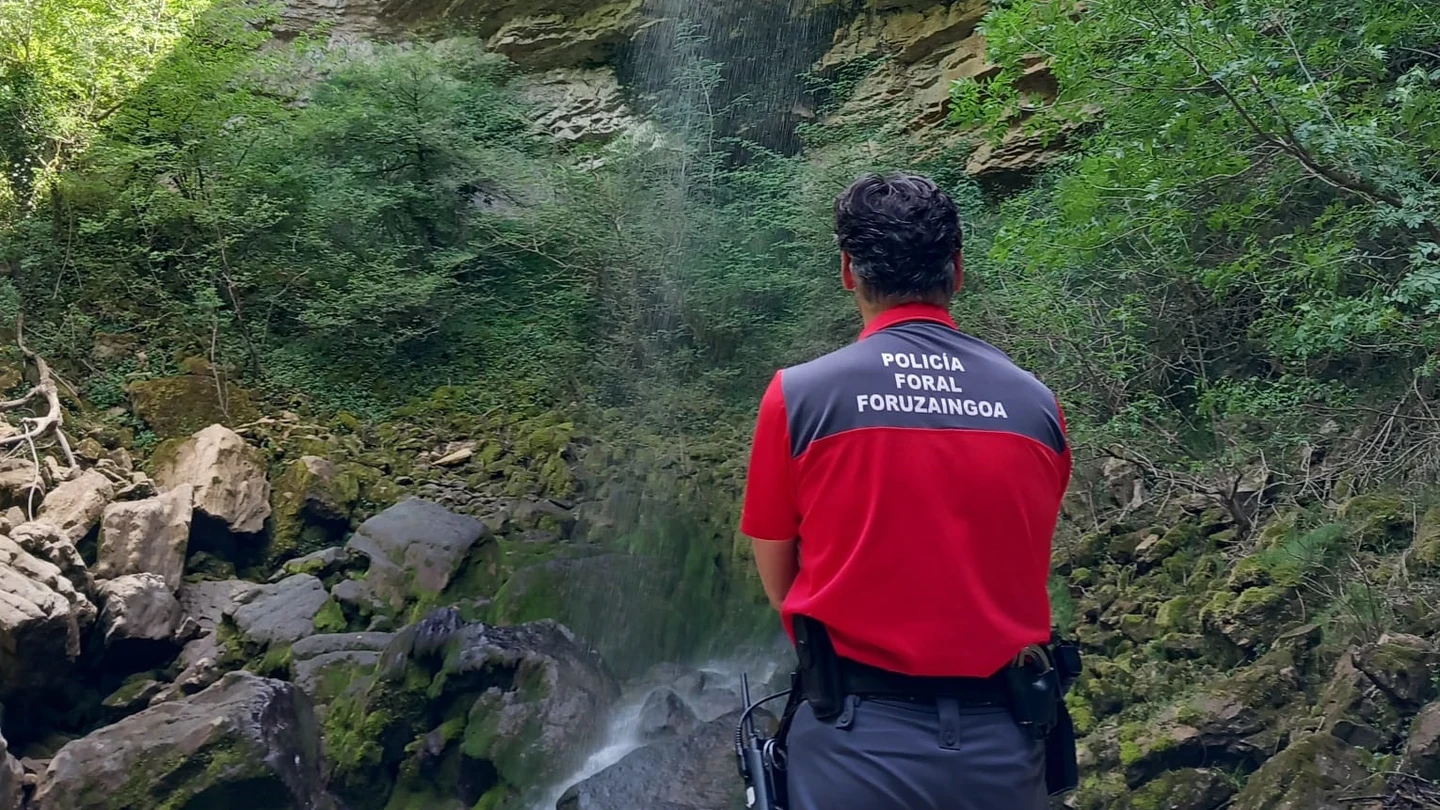 Un agente de la Policía Foral de Navarra, en el lugar de los hechos. Un agente de la Policía Foral de Navarra, en el lugar de los hechos.