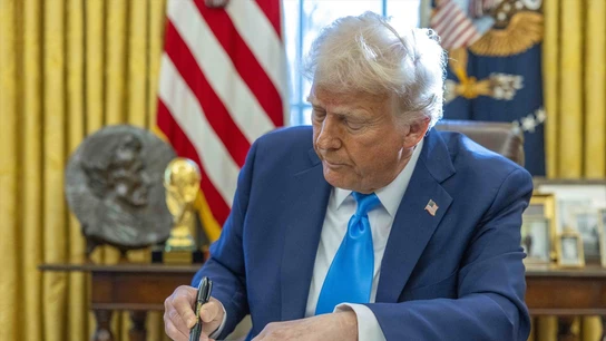 Donald Trump firma una orden en una imagen de archivo Donald Trump firma una orden en una imagen de archivo