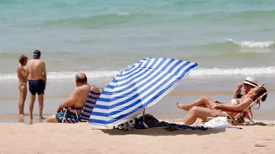 Varias personas descansan en la playa de Chiclana de la Frontera Varias personas descansan en la playa de Chiclana de la Frontera