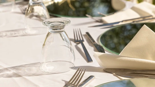 Imagen de archivo de una mesa de un restaurante Imagen de archivo de una mesa de un restaurante