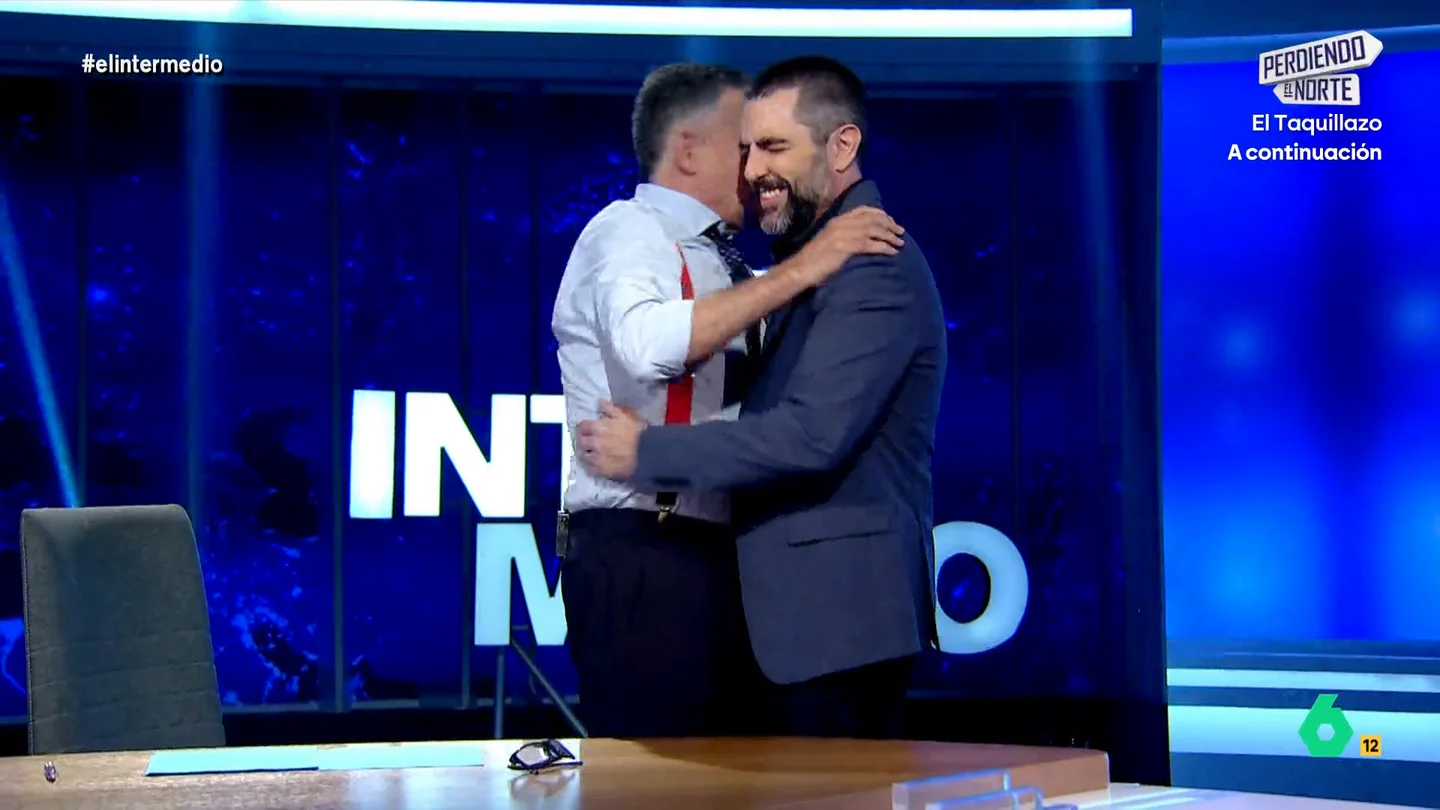 Wyoming felicita a Dani Mateo por su 46 cumpleaños: "¿Qué te han regalado, otro programa en laSexta?" El Intermedio arranca este 2 de junio con una felicitación muy especial para Dani Mateo, que cumple 46 años y asegura que está a solo una sustitución en la teletienda para "empadronarse" en laSexta.