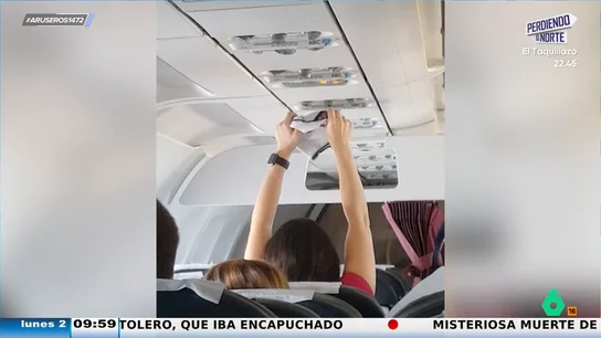 En Aruser@s: una pasajera seca sus bragas con el aire acondicionado del avión en pleno vuelo Una pasajera seca sus bragas con el aire acondicionado del avión en pleno vuelo