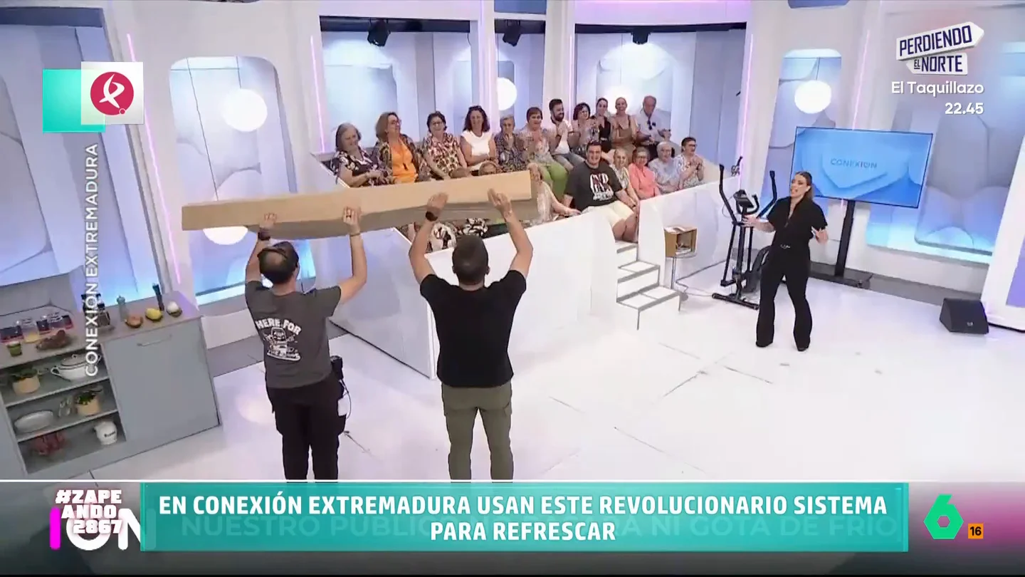 El 'revolucionario' sistema de ventilación de 'Conexión Extremadura': "Completamente ecológico, y barato" En 'Conexión Extremadura' luchan contra el calor de una manera revolucionaria, con un cartón grande y dos miembros del equipo agitándolo para refrescar al público. "Empatizo con su presupuesto, es el mismo de aquí", comenta Dani Mateo.
