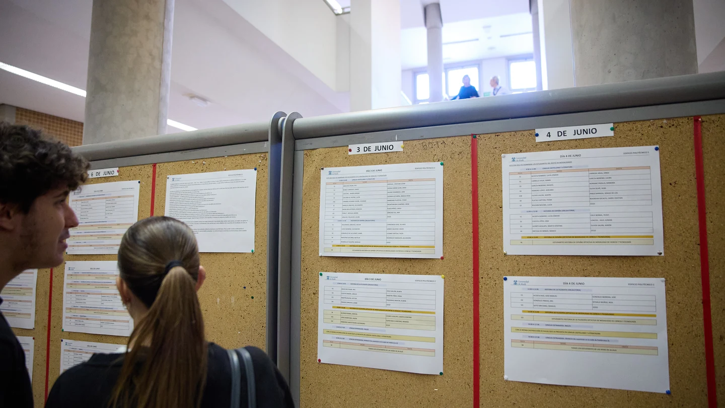 Varios estudiantes, durante los exámenes de Selectividad en la Universidad de Alcalá de Henares (Madri) en 2024 Varios estudiantes, durante los exámenes de Selectividad en la Universidad de Alcalá de Henares (Madri) en 2024