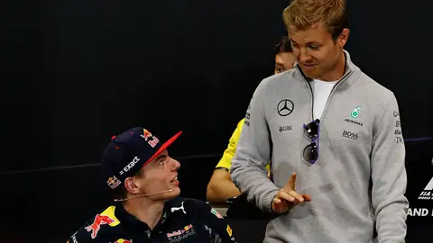 Nico Rosberg y Max Verstappen en la rueda de prensa previa al GP de Mónaco en 2016 Nico Rosberg y Max Verstappen en la rueda de prensa previa al GP de Mónaco en 2016
