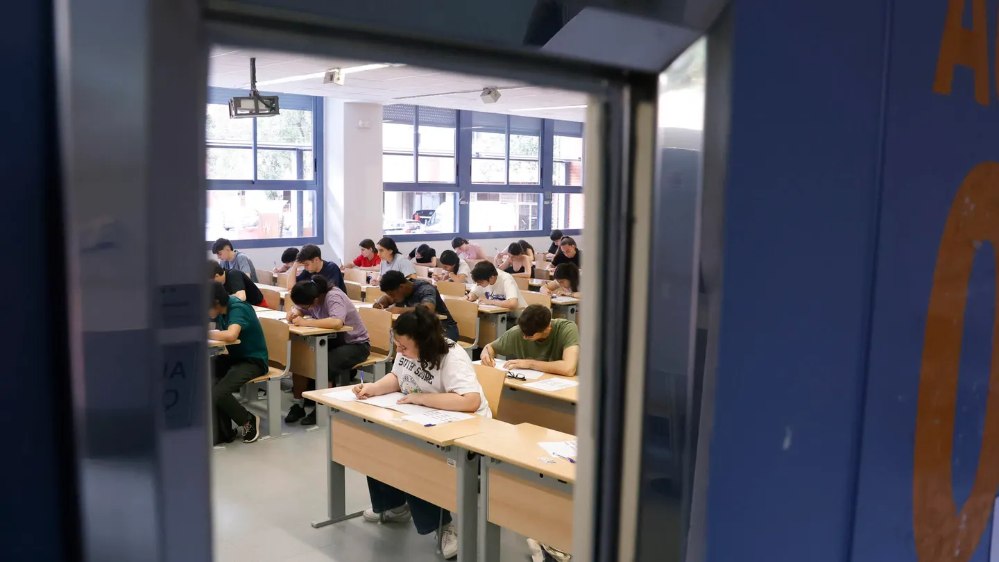 Varios estudiantes se enfrentan a la PAU en la Universidad Complutense de Madrid, a 3 de junio de 2025 Varios estudiantes se enfrentan a la PAU en la Universidad Complutense de Madrid, a 3 de junio de 2025