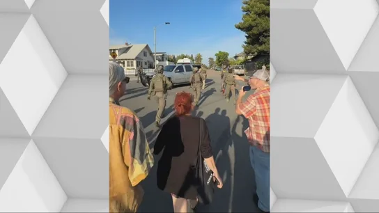 Con gritos de "vergüenza", abucheos y rabia: los vecinos de San Diego (California) plantan cara al ICE tras una redada en un restaurante Con gritos de "vergüenza", abucheos y rabia: los vecinos de San Diego (California) plantan cara al ICE tras una redada en un restaurante