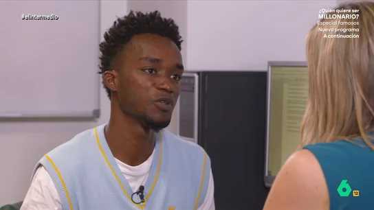 "Si duermes, te caes al agua y mueres": Cheik, un joven migrante, relata a Andrea Ropero la dura travesía en cayuco hasta España "Si duermes, te caes al agua y mueres": Cheik, un joven migrante, relata a Andrea Ropero la dura travesía en cayuco hasta España