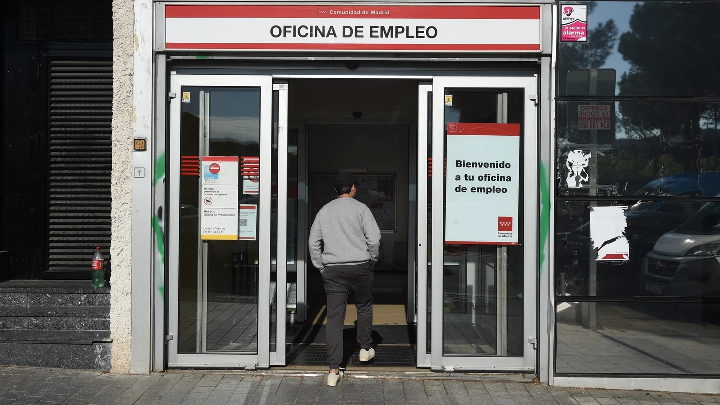 Un hombre entra a una oficina de empleo. Un hombre entra a una oficina de empleo.