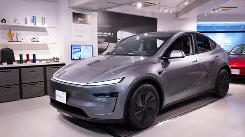 El Tesla Model Y en exhibición dentro de una tienda de la marca El Tesla Model Y en exhibición dentro de una tienda de la marca